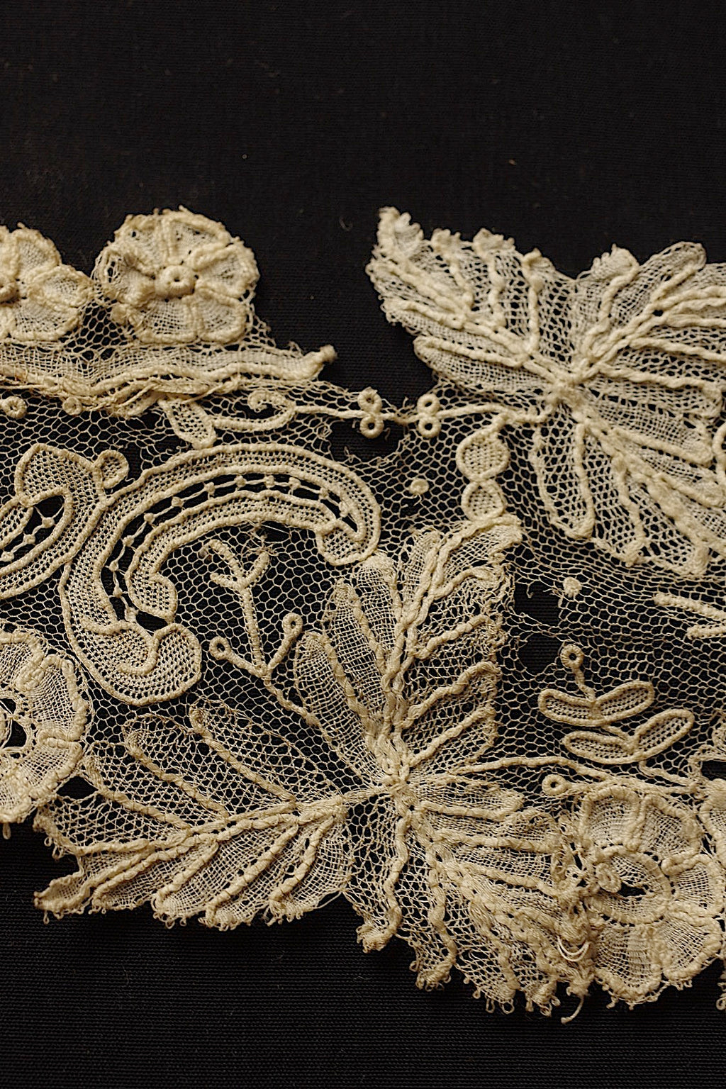 アンティークレース　dentelle ancienne　ブリュクセルニードルモチーフ