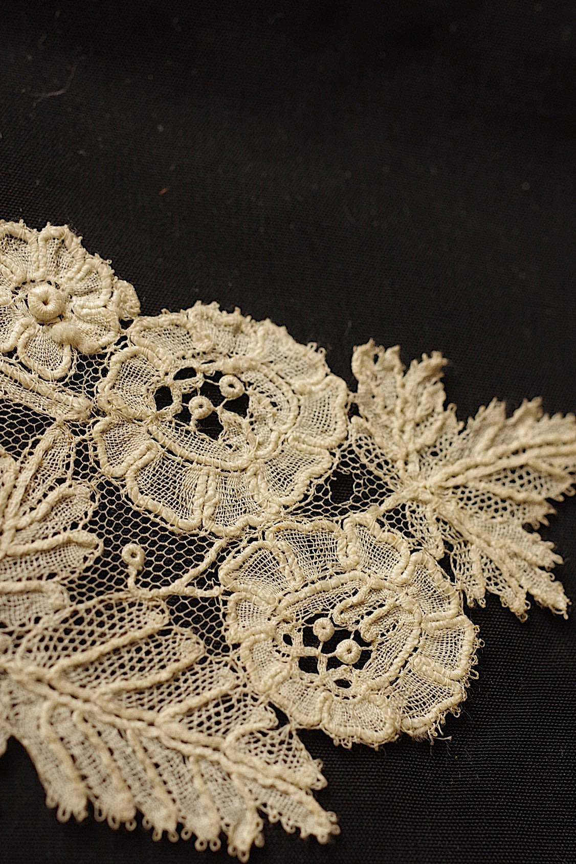 アンティークレース　dentelle ancienne　ブリュクセルニードルモチーフ