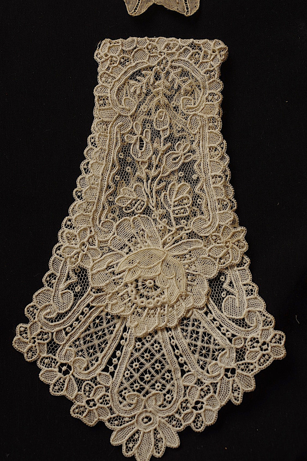 アンティークレース　dentelle ancienne　ブリュクセルニードルモチーフ