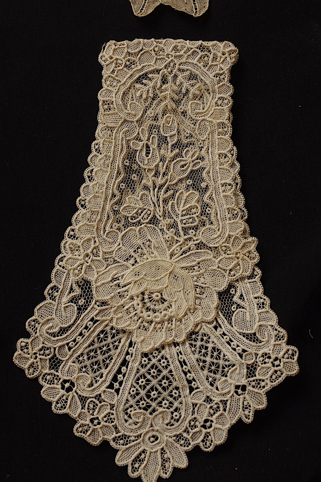 アンティークレース　dentelle ancienne　ブリュクセルニードルモチーフ