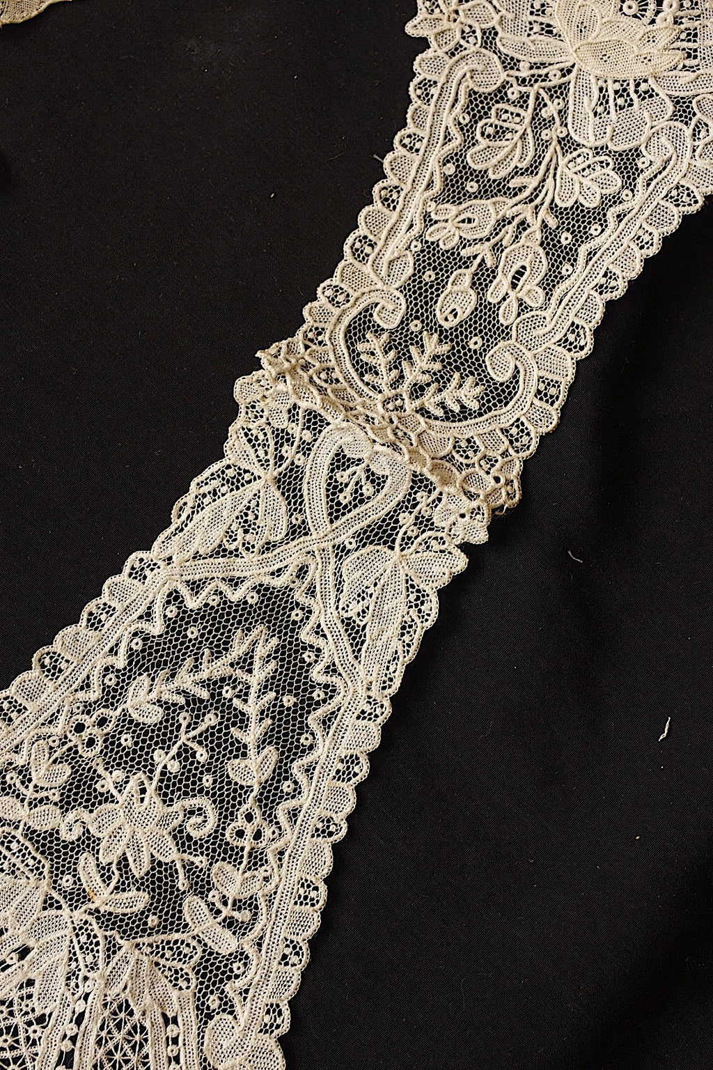 アンティークレース　dentelle ancienne　ブリュクセルニードルモチーフ