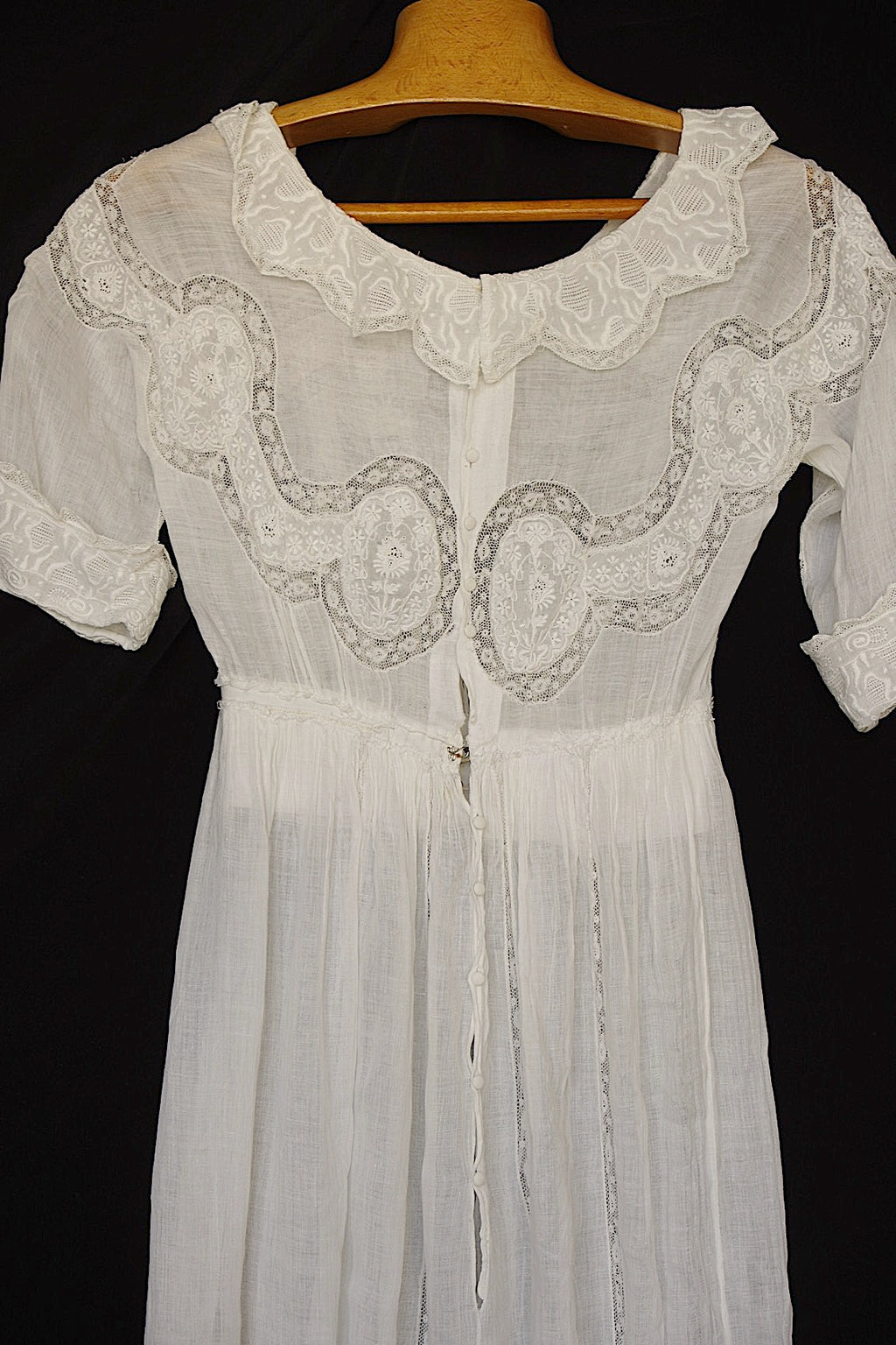 Robe en dentelle ancienne vêtement antique dress