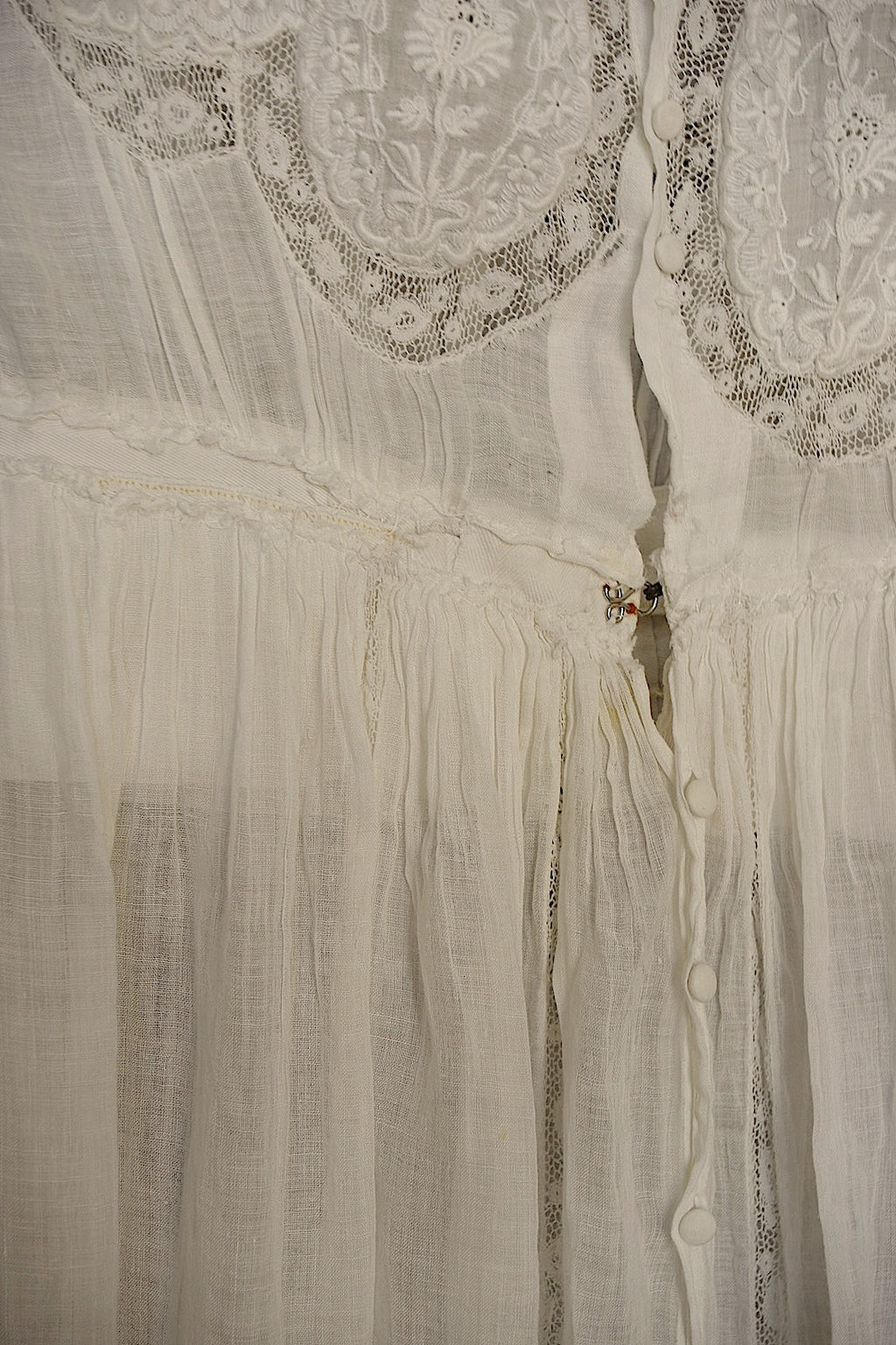 Robe en dentelle ancienne vêtement antique dress