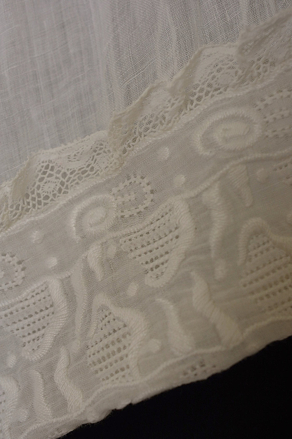 Robe en dentelle ancienne vêtement antique dress