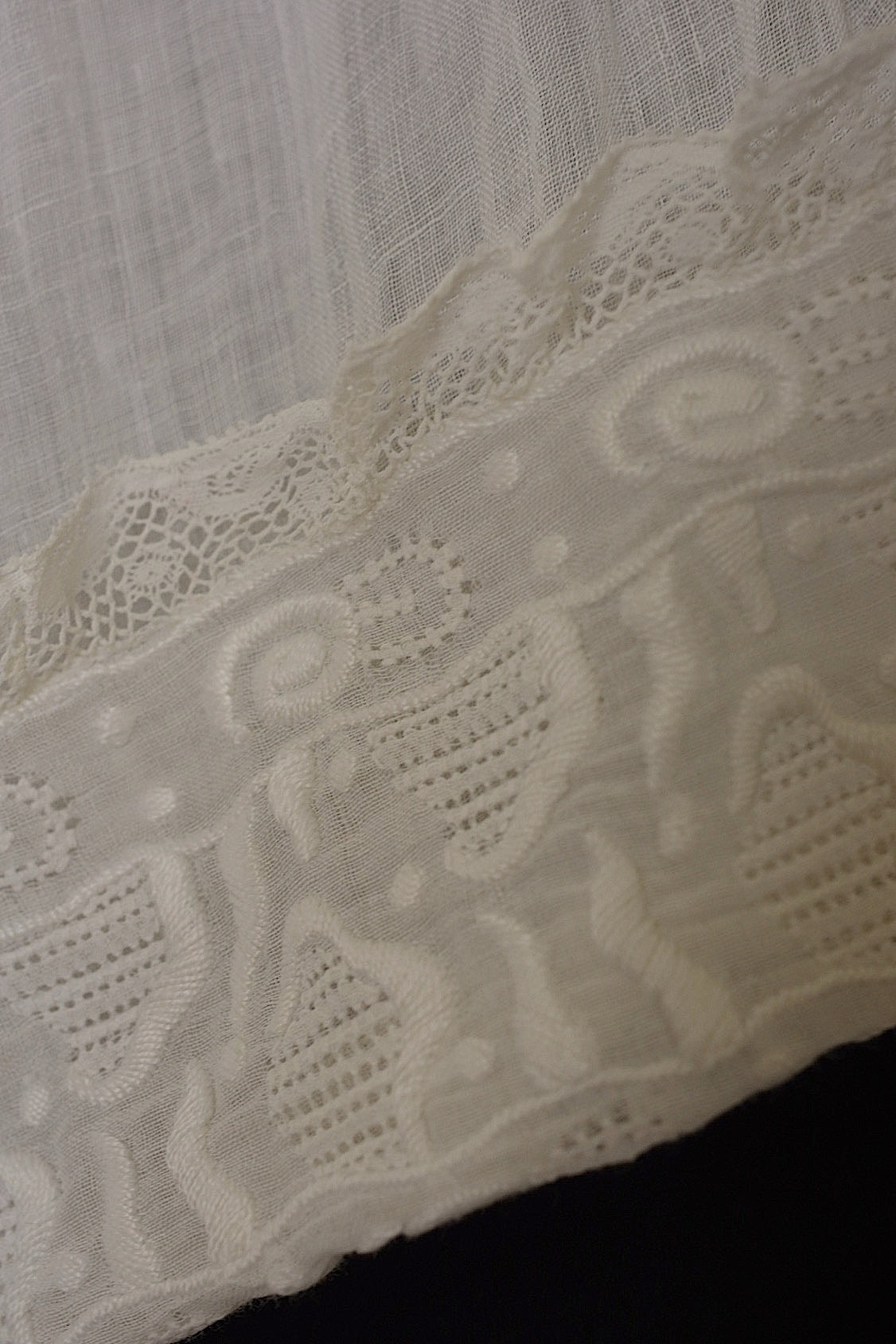 Robe en dentelle ancienne vêtement antique dress