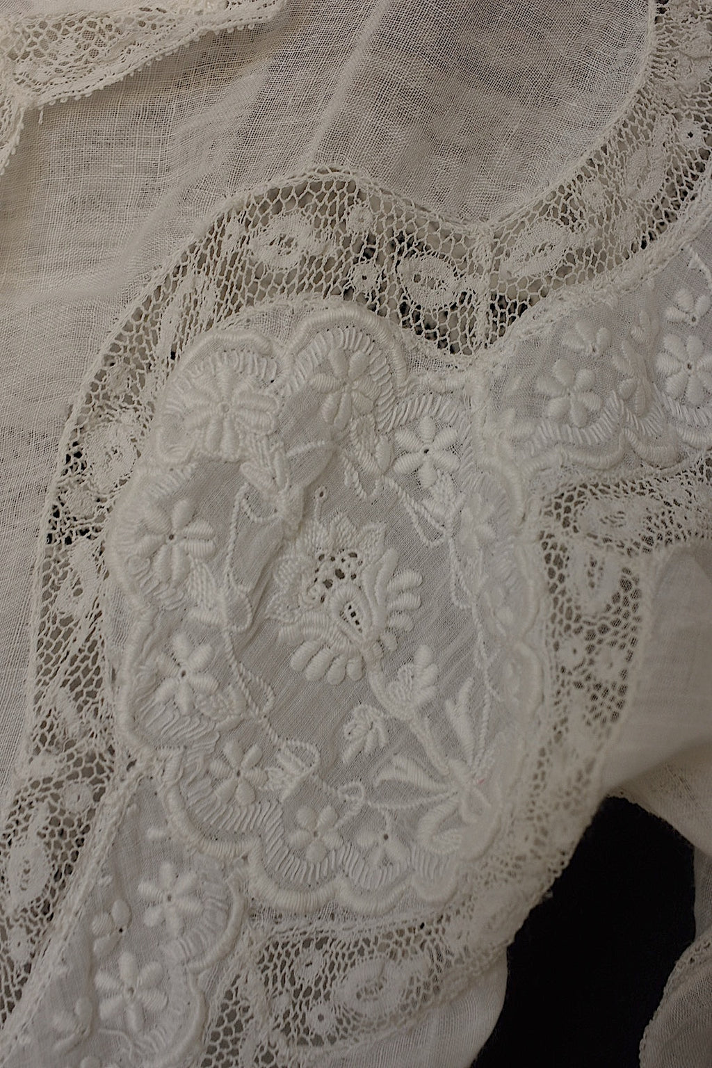 Robe en dentelle ancienne vêtement antique dress