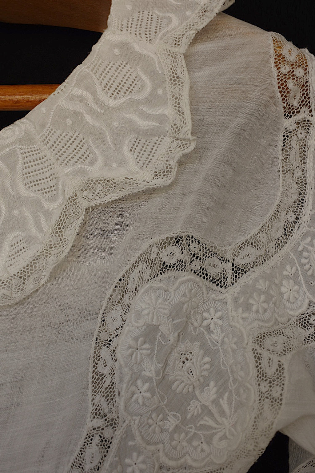 Robe en dentelle ancienne vêtement antique dress