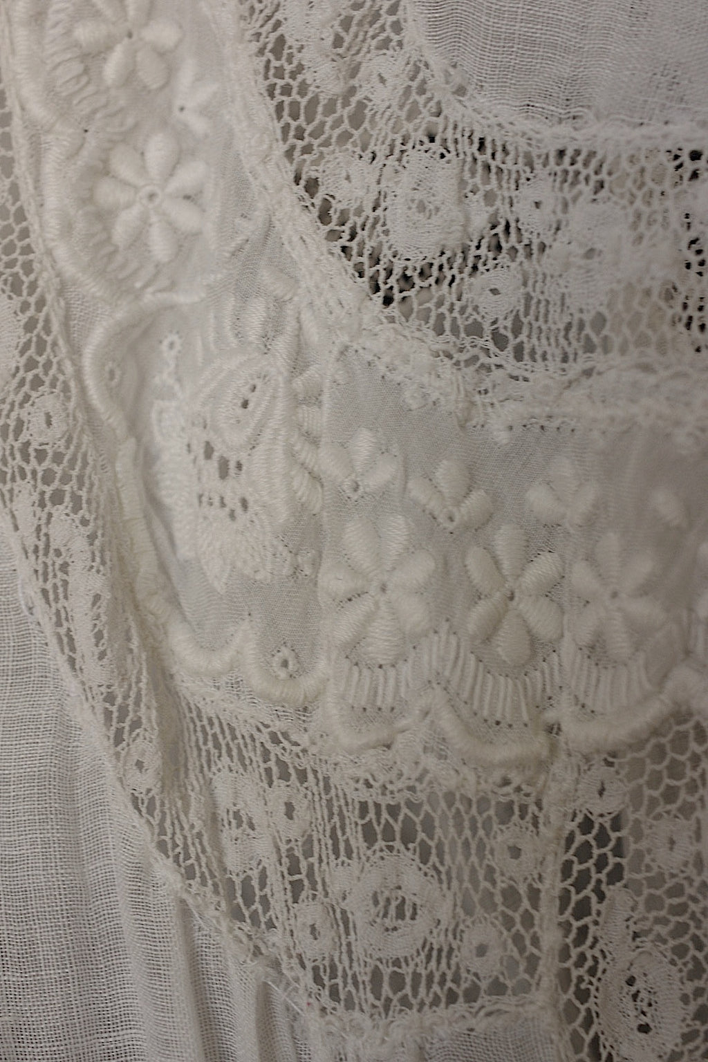 Robe en dentelle ancienne vêtement antique dress