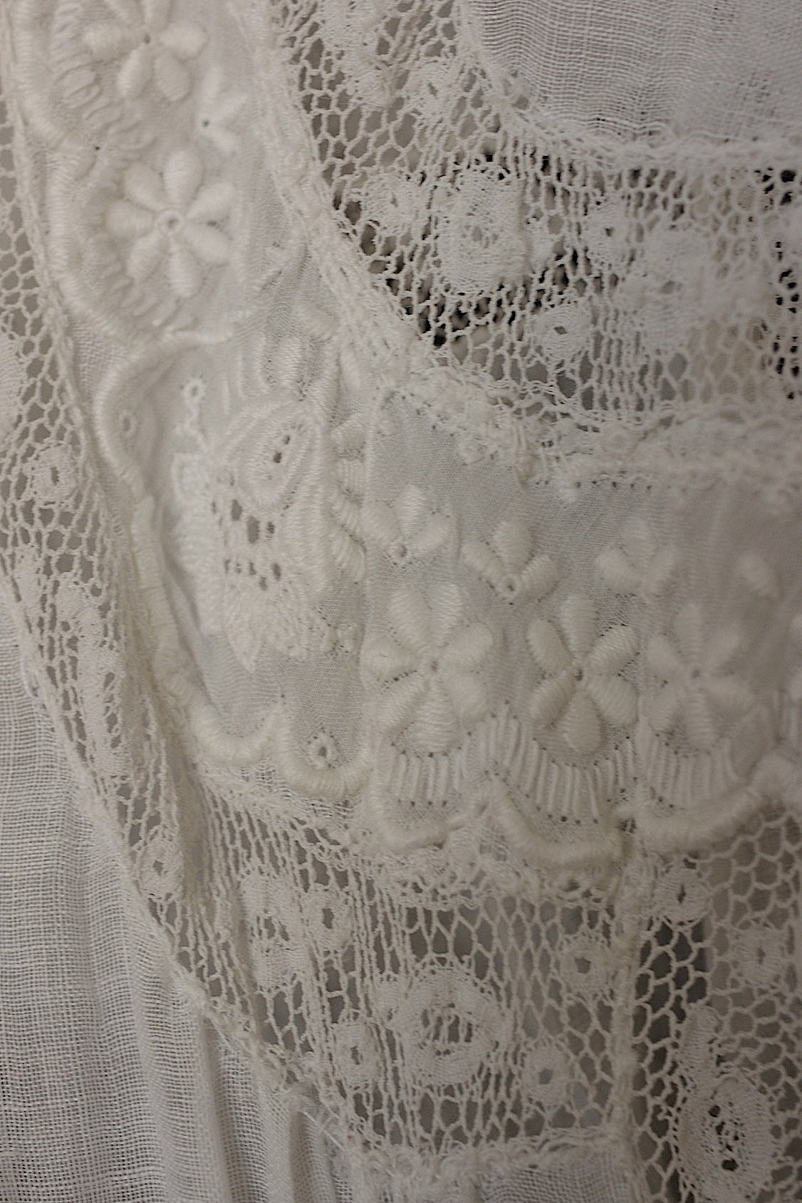 Robe en dentelle ancienne vêtement antique dress