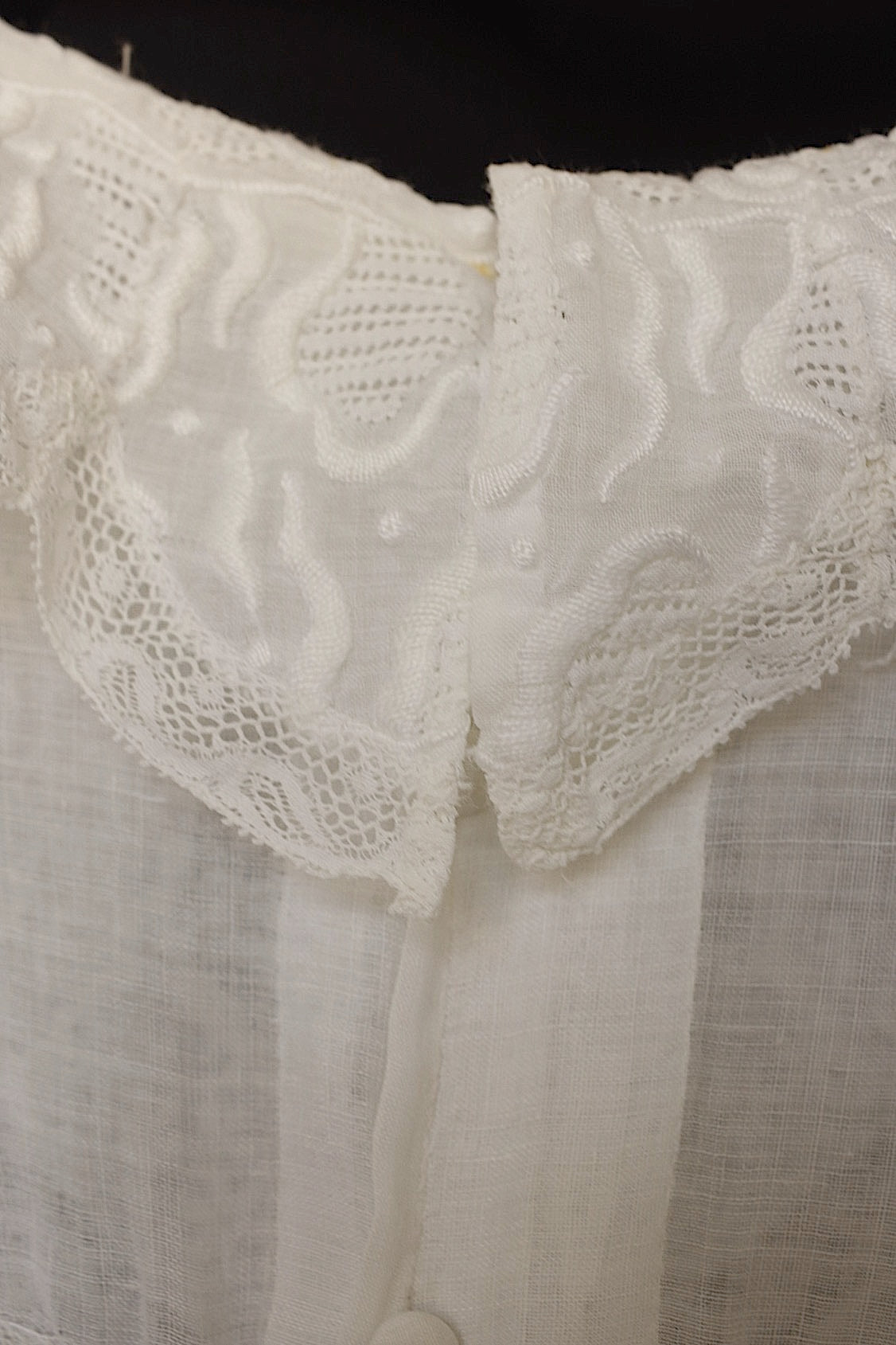 Robe en dentelle ancienne vêtement antique dress
