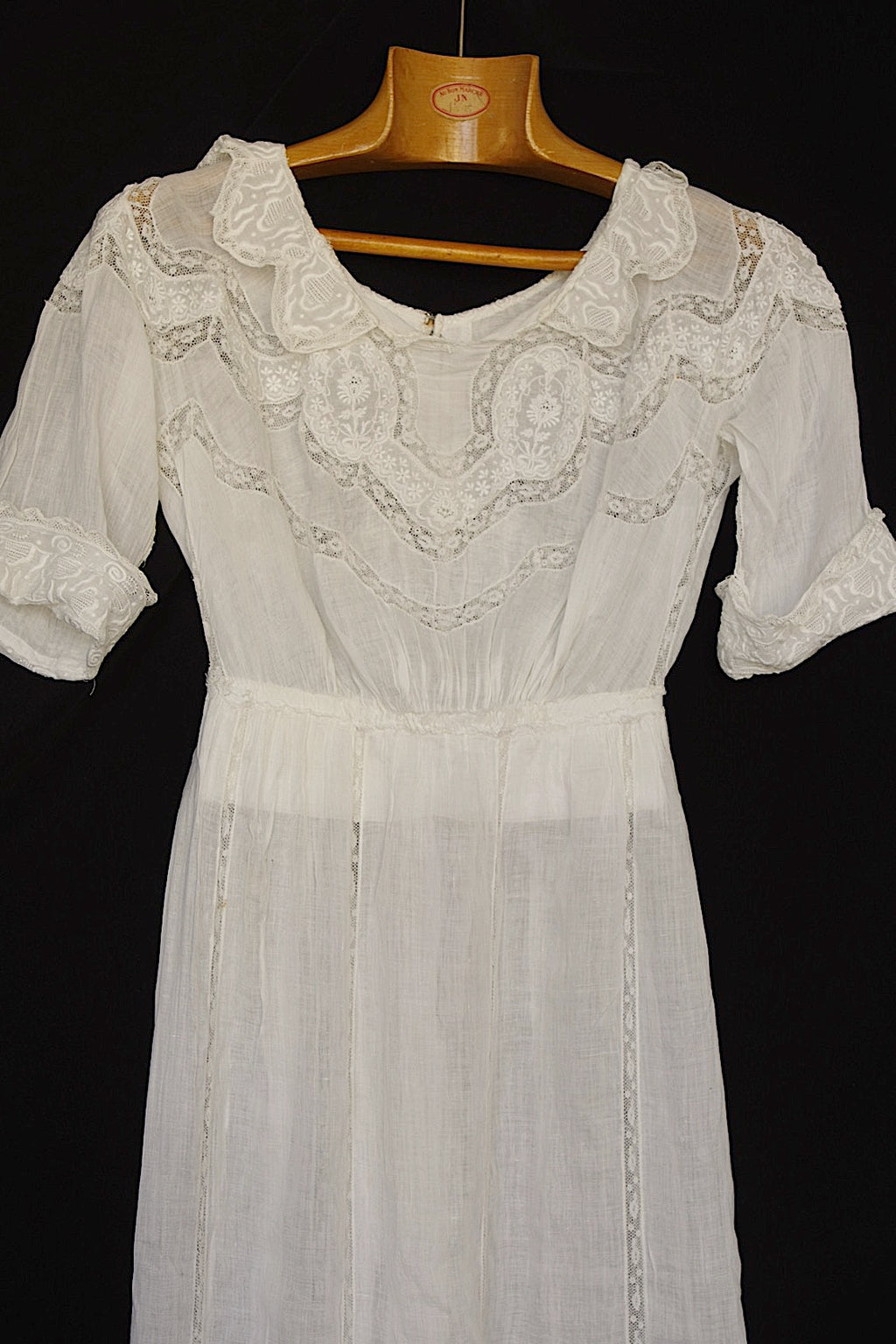 Robe en dentelle ancienne vêtement antique dress