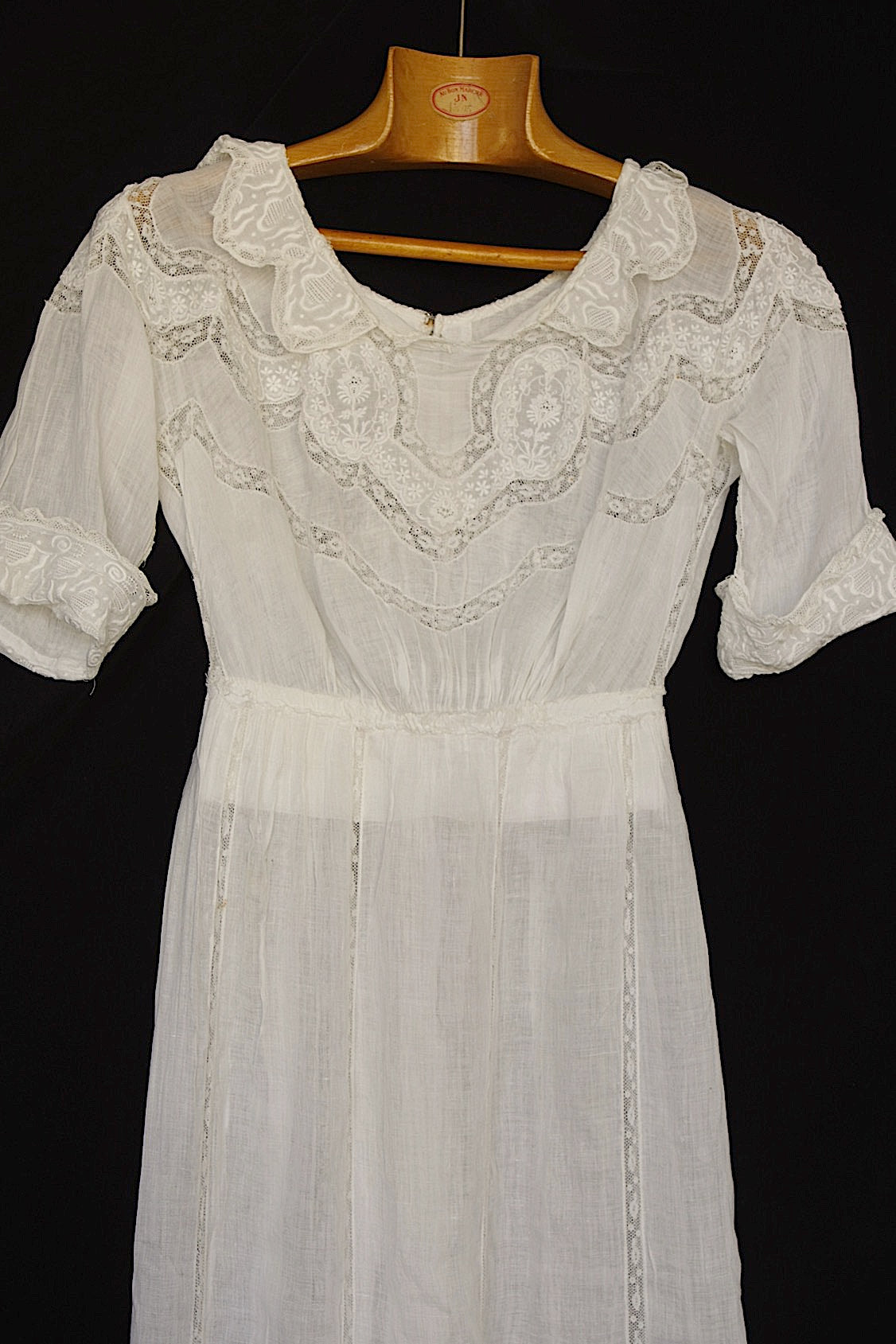 Robe en dentelle ancienne vêtement antique dress