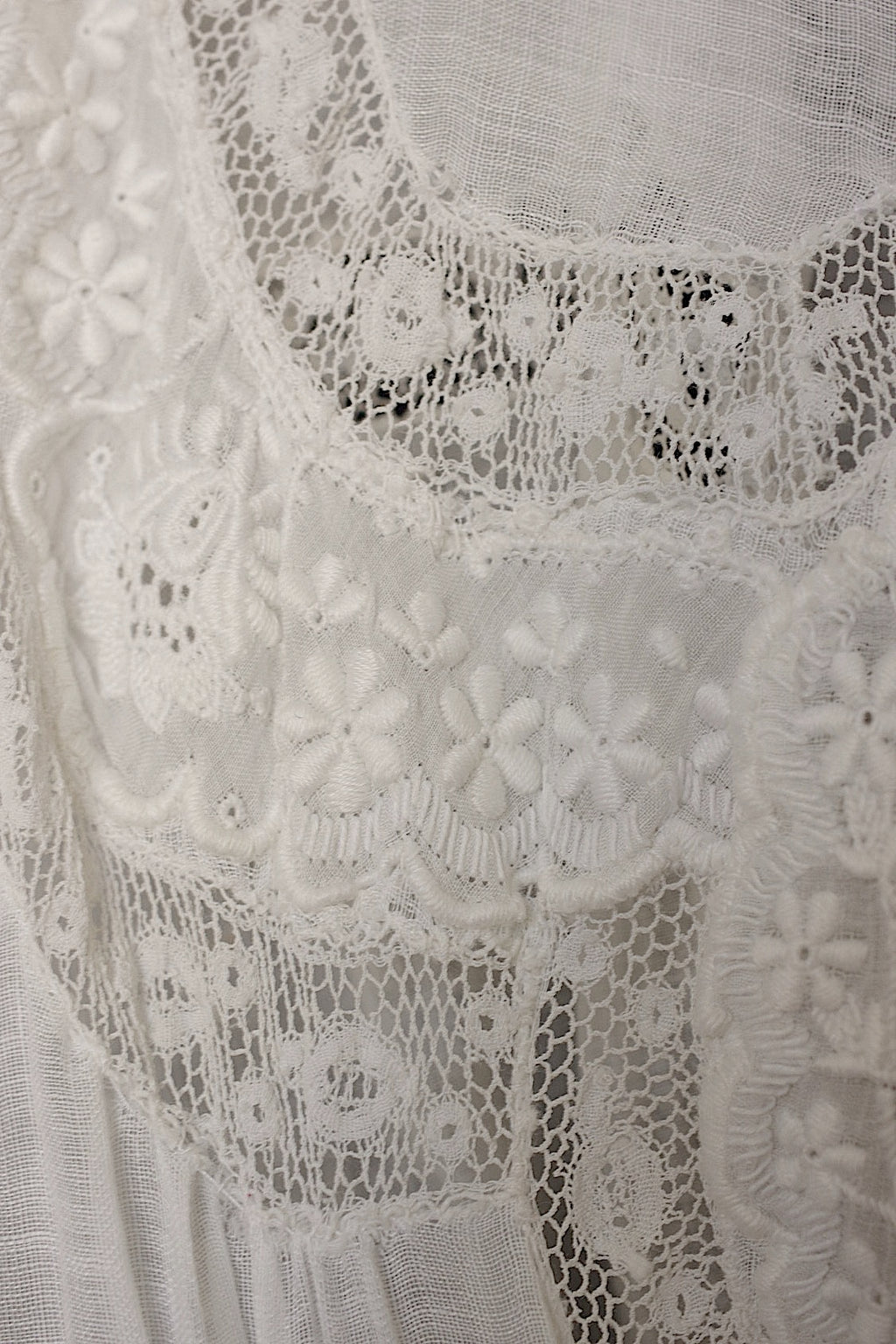 Robe en dentelle ancienne vêtement antique dress