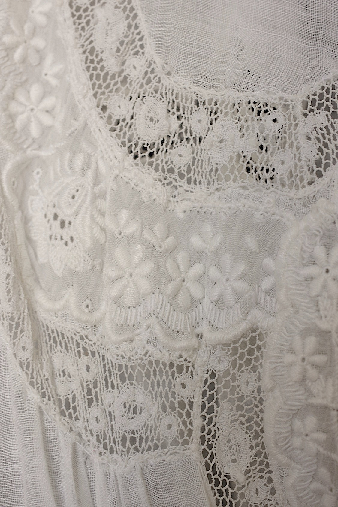 Robe en dentelle ancienne vêtement antique dress