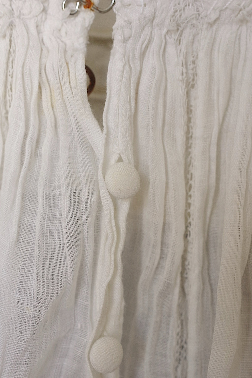 Robe en dentelle ancienne vêtement antique dress