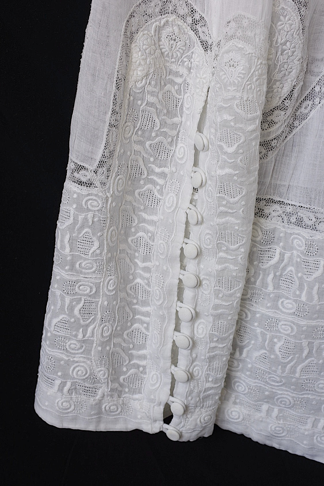 Robe en dentelle ancienne vêtement antique dress