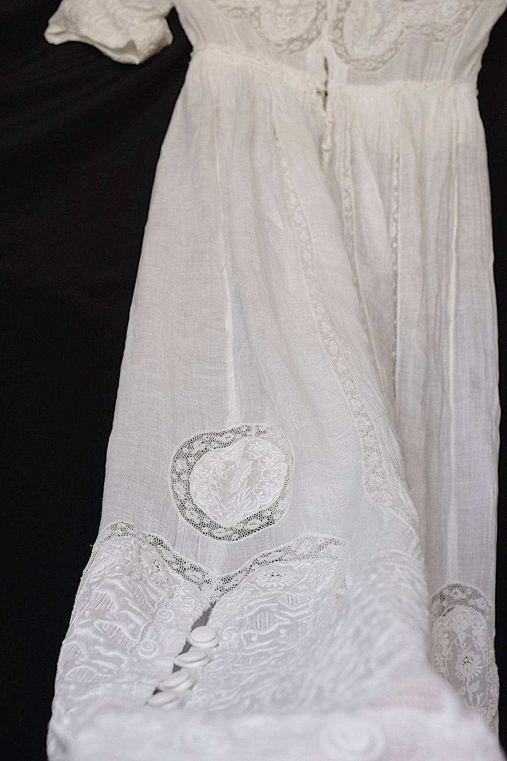 Robe en dentelle ancienne vêtement antique dress