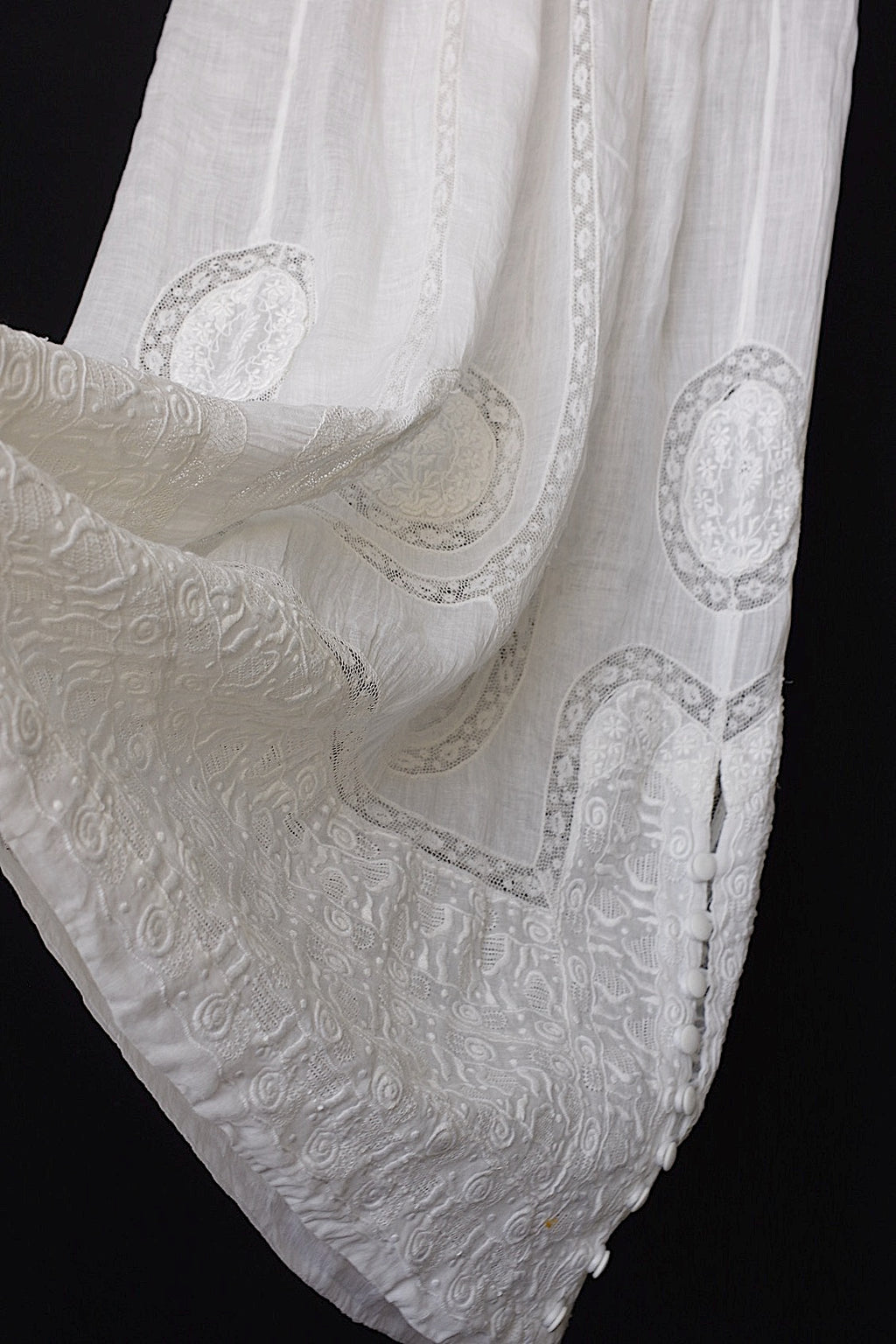 Robe en dentelle ancienne vêtement antique dress