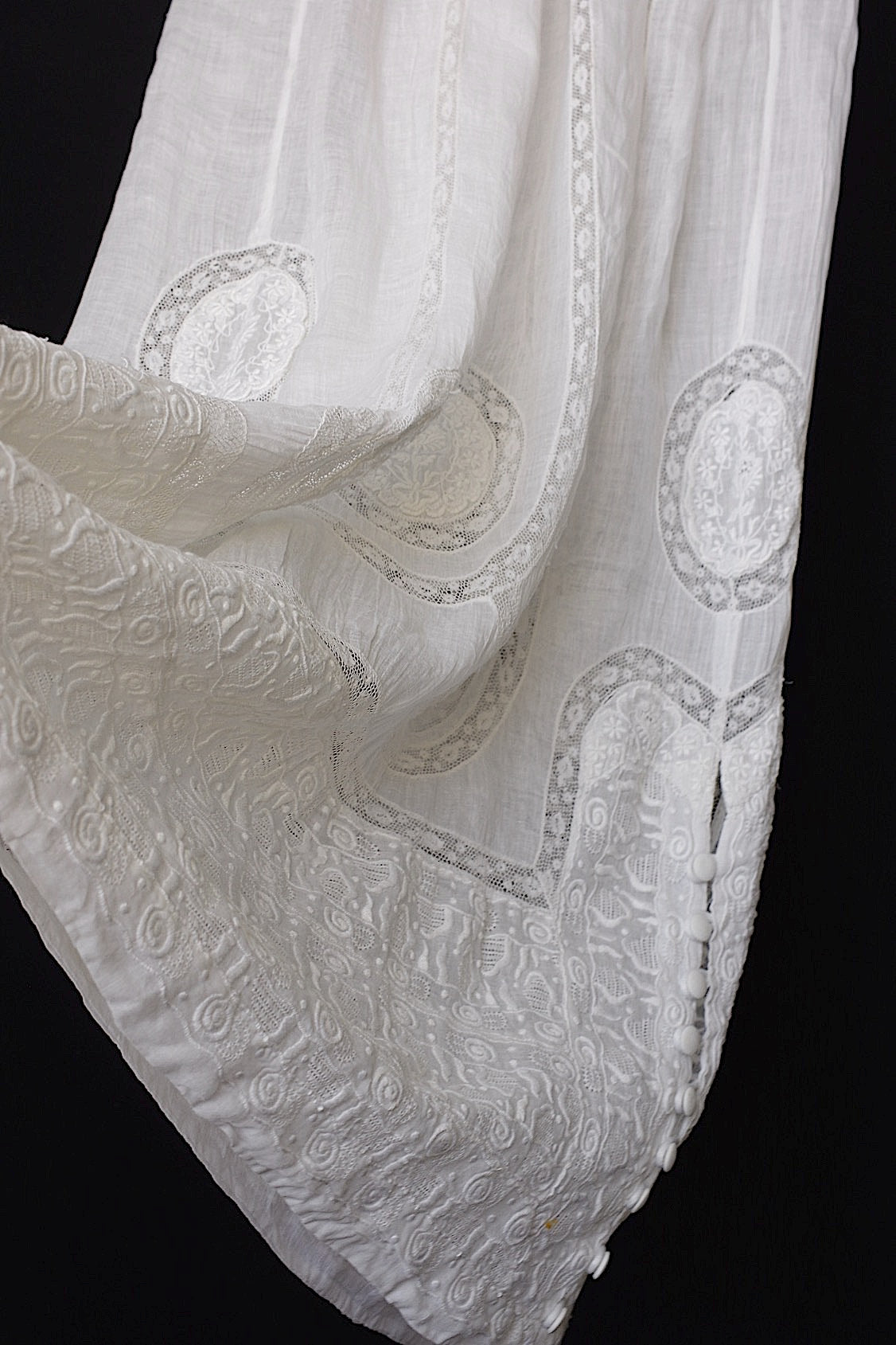 Robe en dentelle ancienne vêtement antique dress