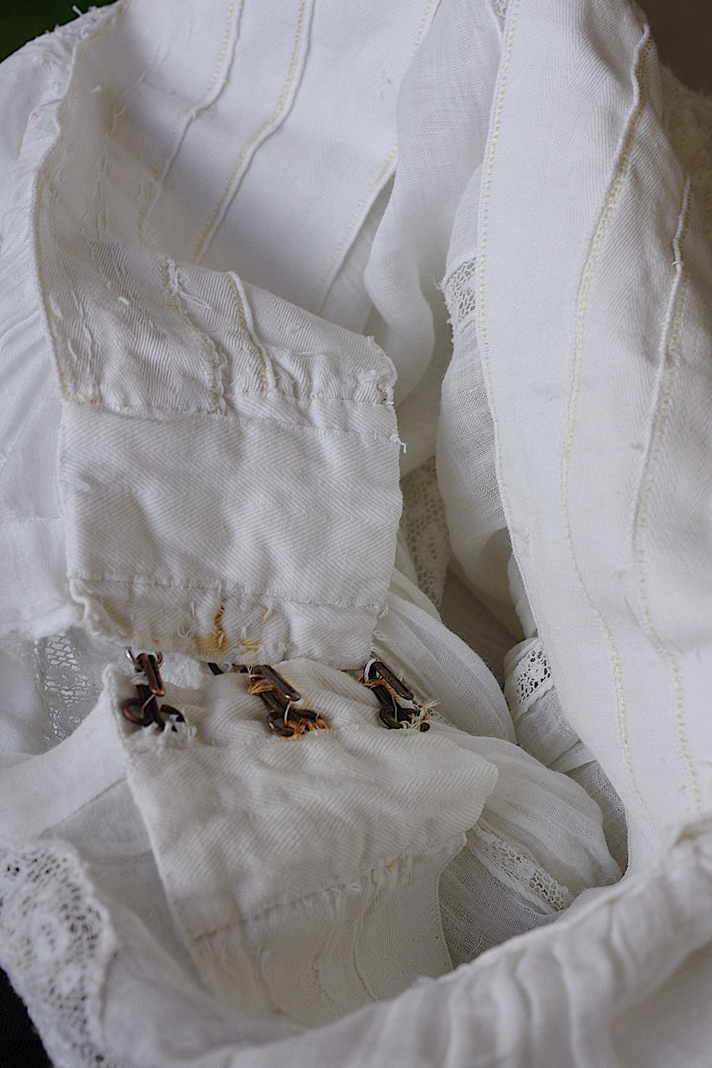Robe en dentelle ancienne vêtement antique dress