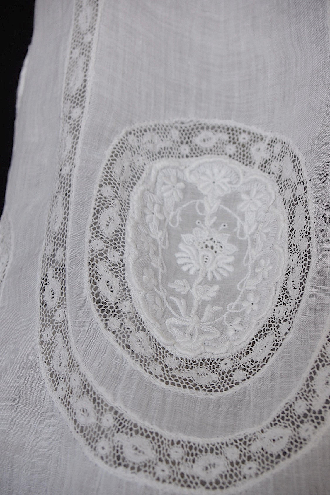 Robe en dentelle ancienne vêtement antique dress