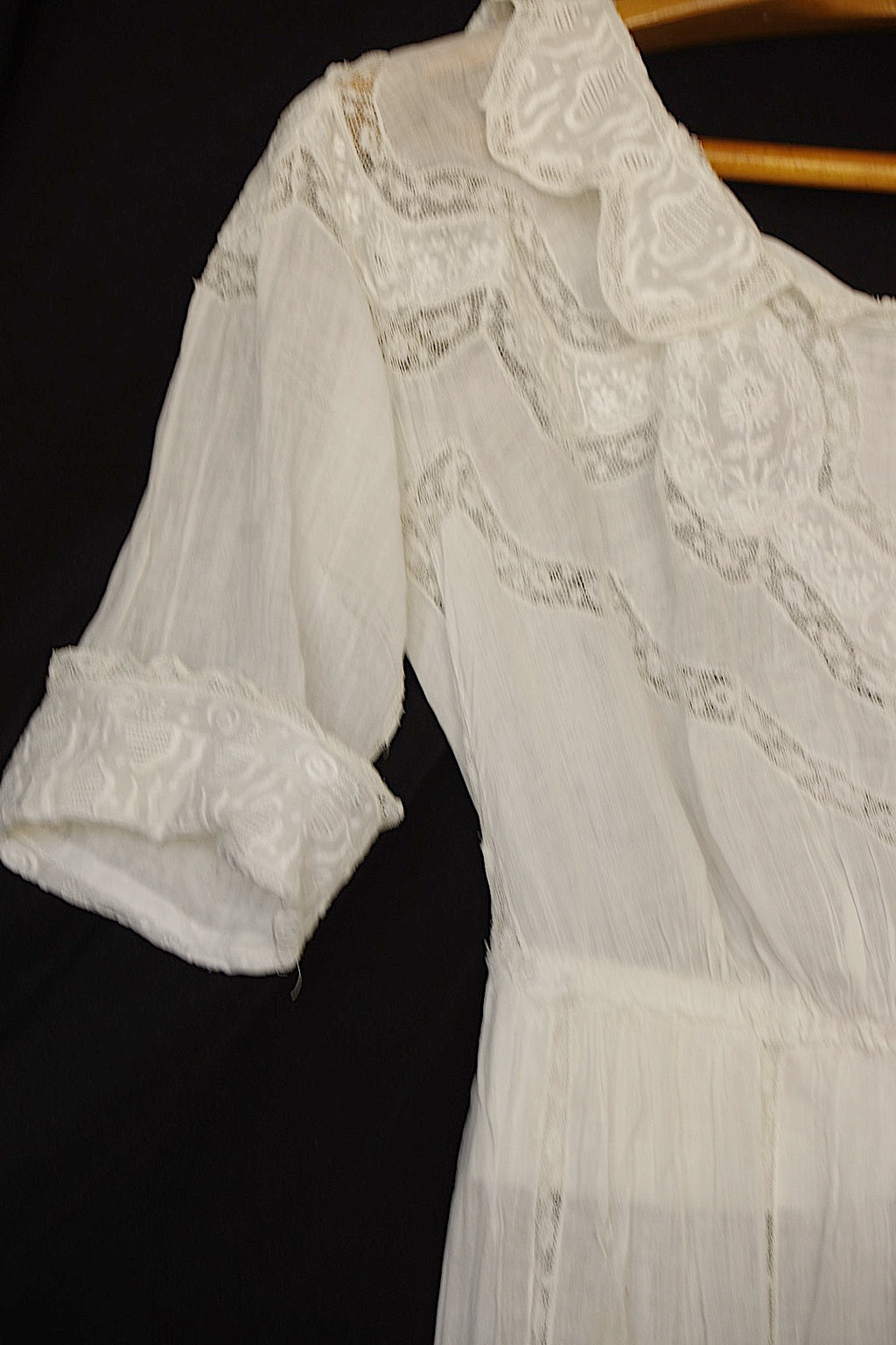 Robe en dentelle ancienne vêtement antique dress