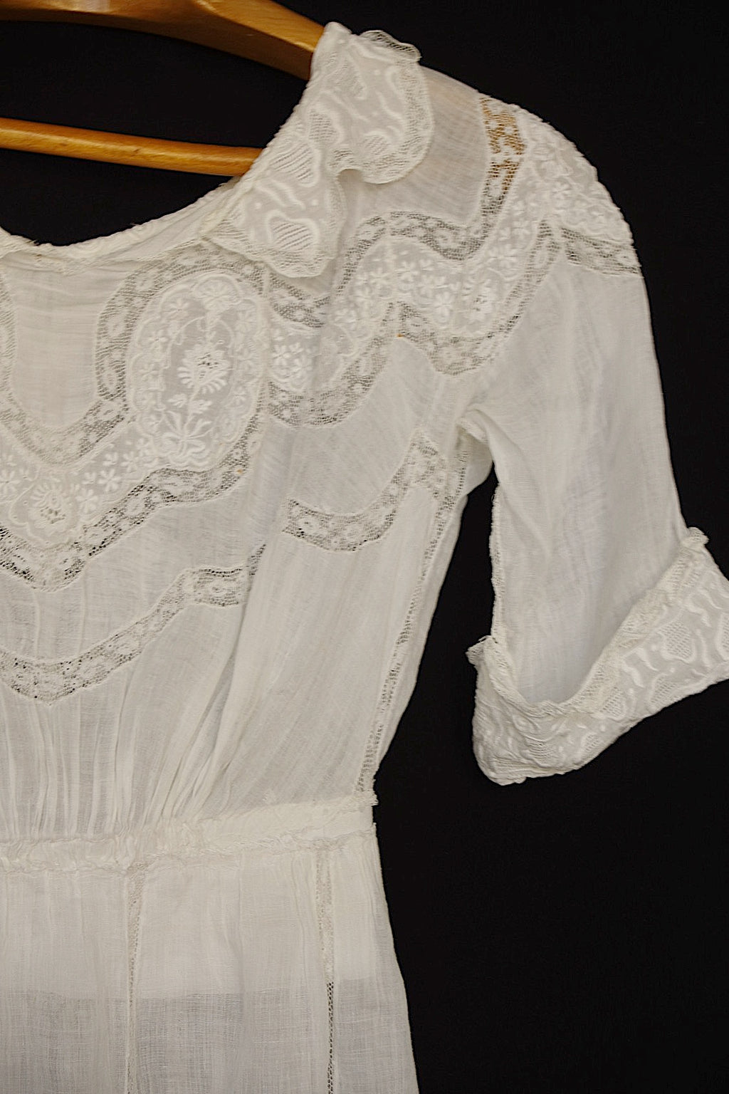 Robe en dentelle ancienne vêtement antique dress