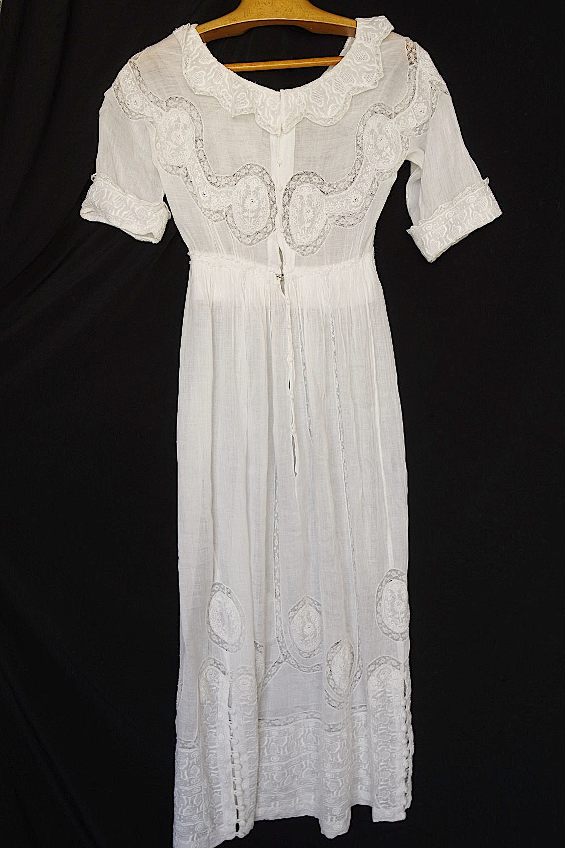 Robe en dentelle ancienne vêtement antique dress