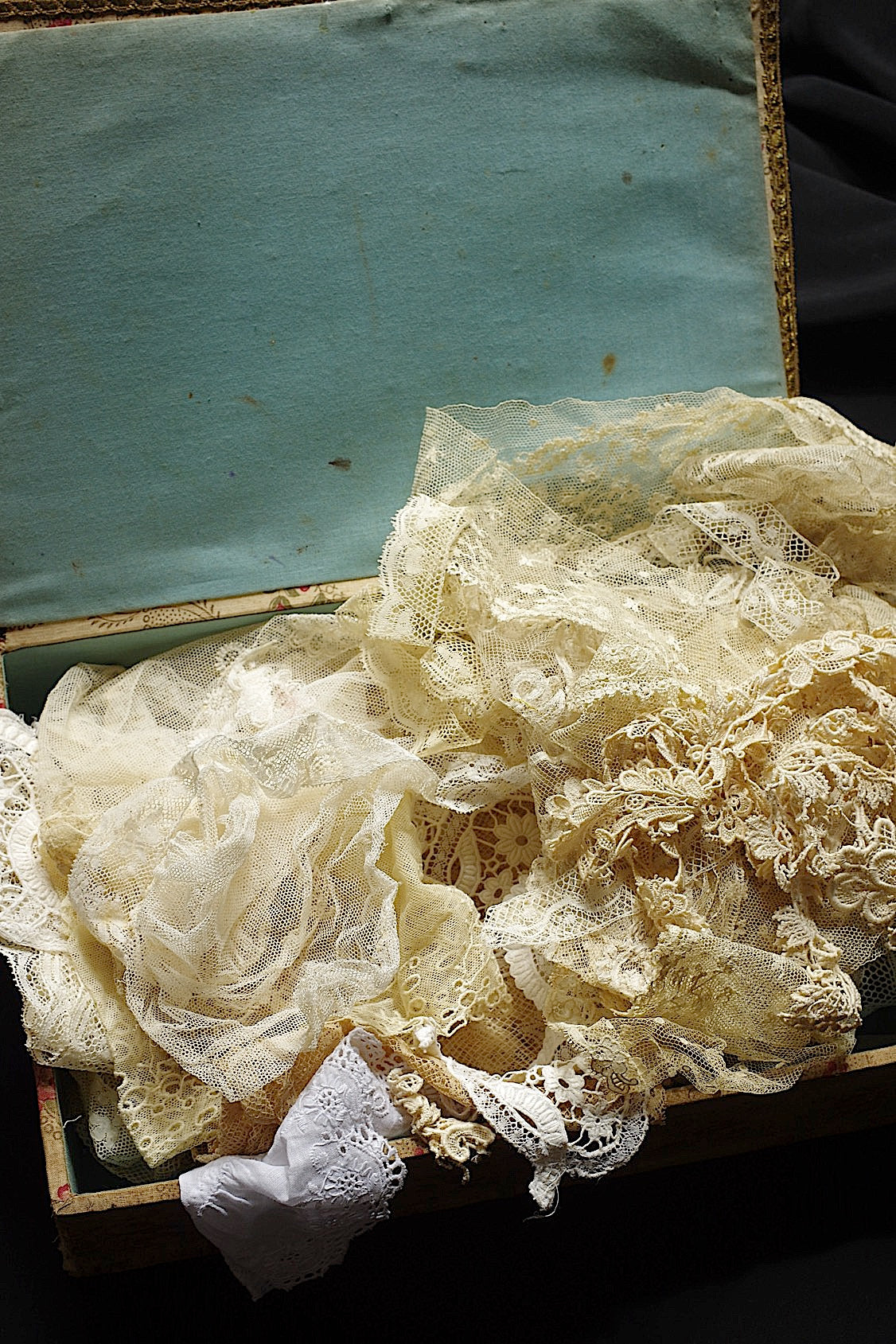 Dentelle ancienne dans une boîte d'époque