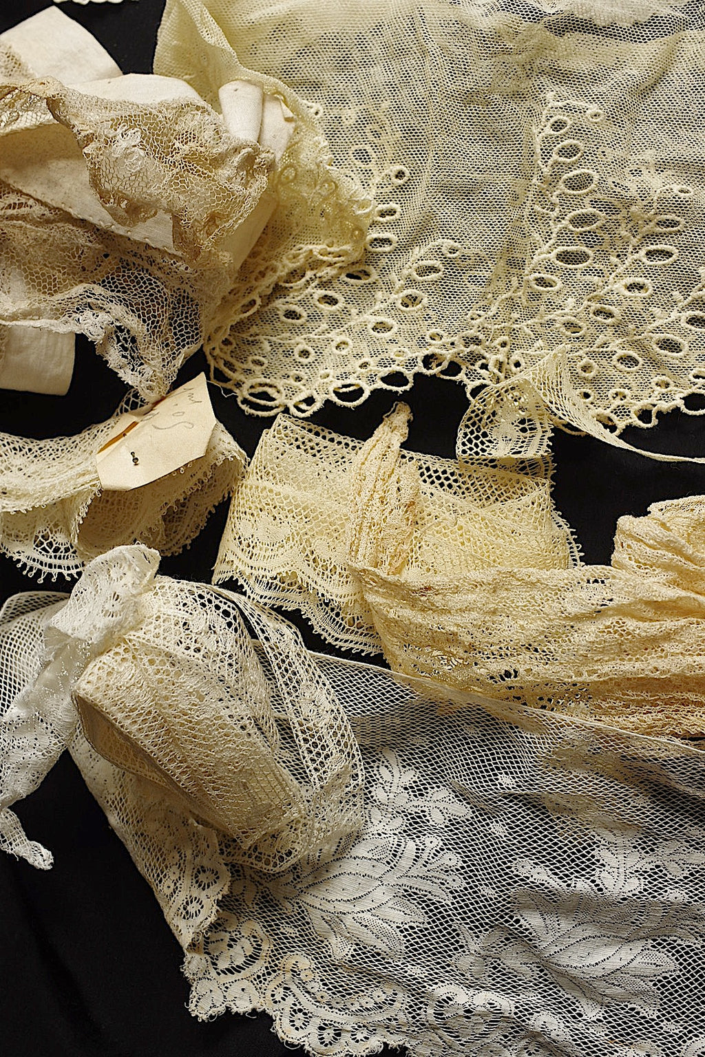 Dentelle ancienne dans une boîte d'époque