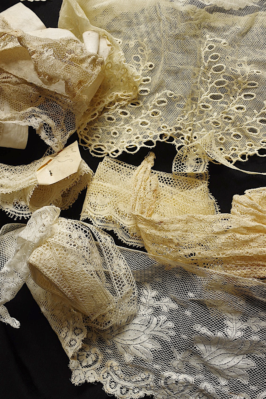 Dentelle ancienne dans une boîte d'époque