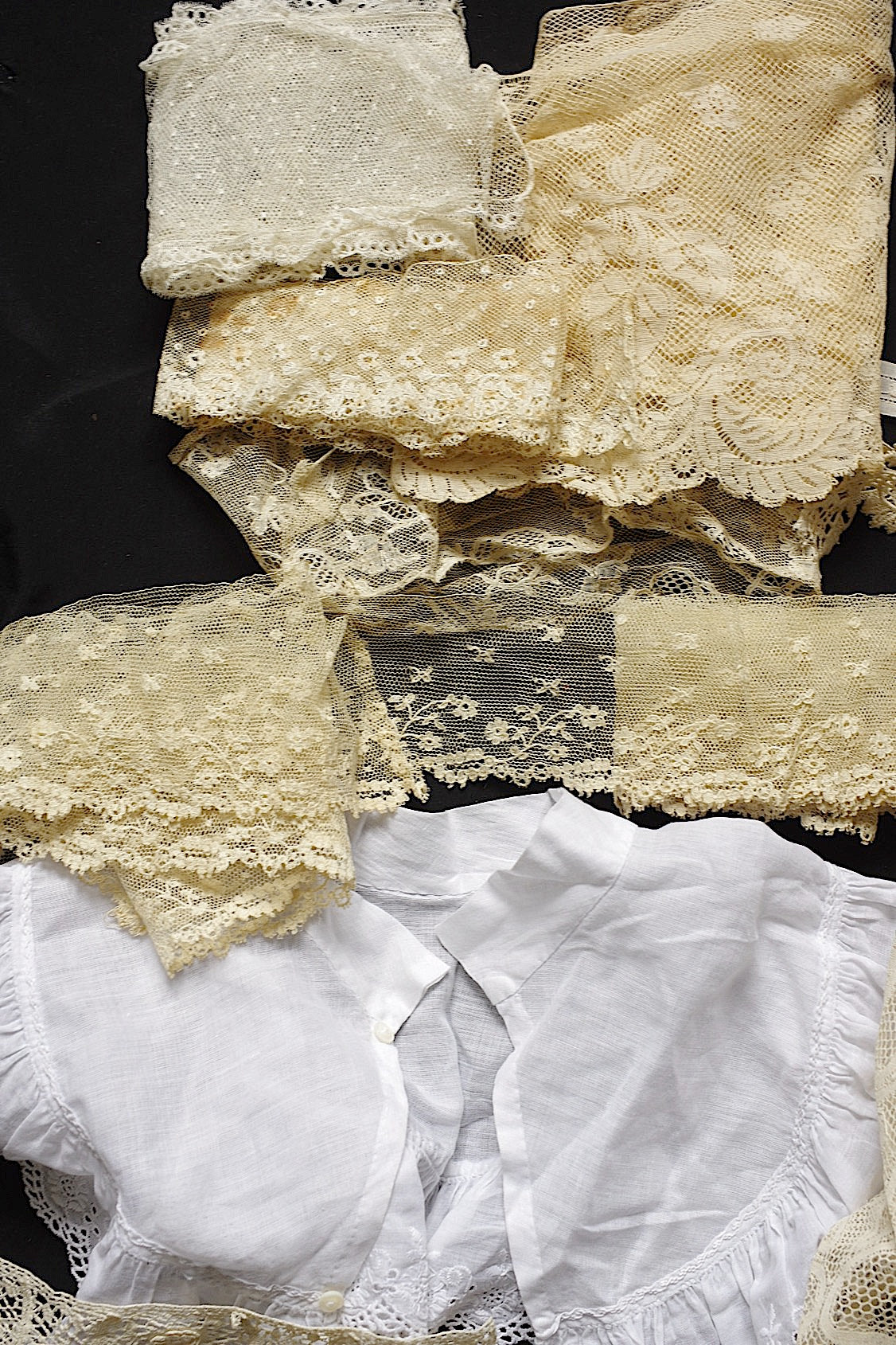 Dentelle ancienne dans une boîte d'époque