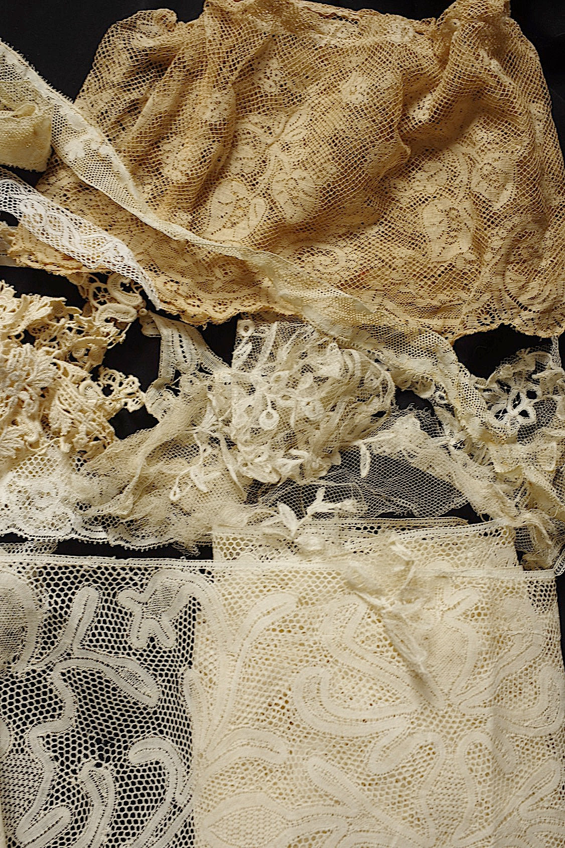 Dentelle ancienne dans une boîte d'époque