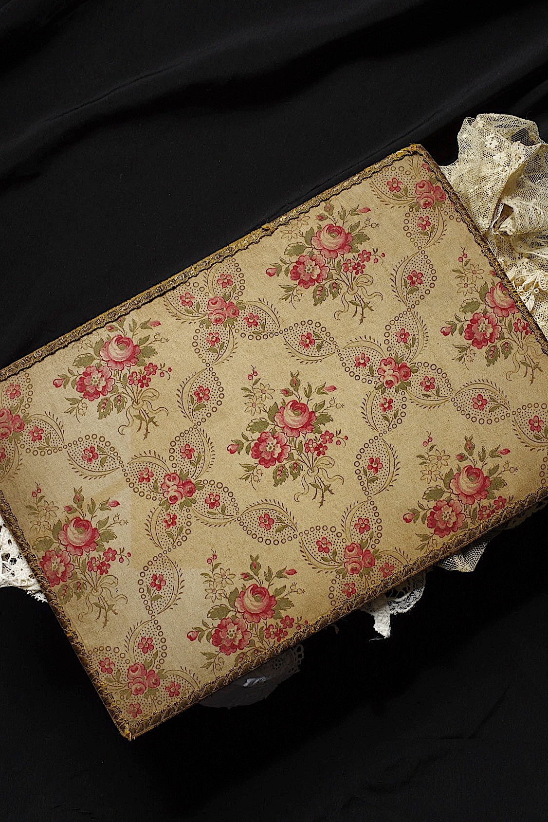 Dentelle ancienne dans une boîte d'époque