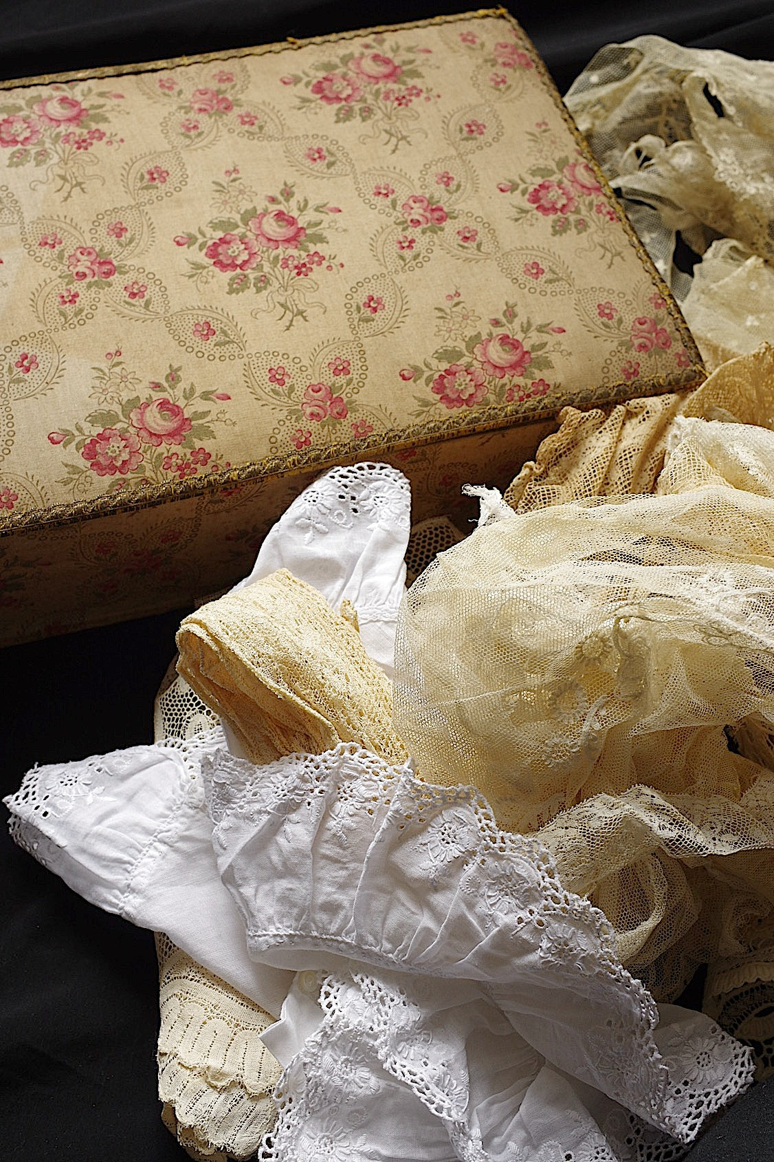 Dentelle ancienne dans une boîte d'époque