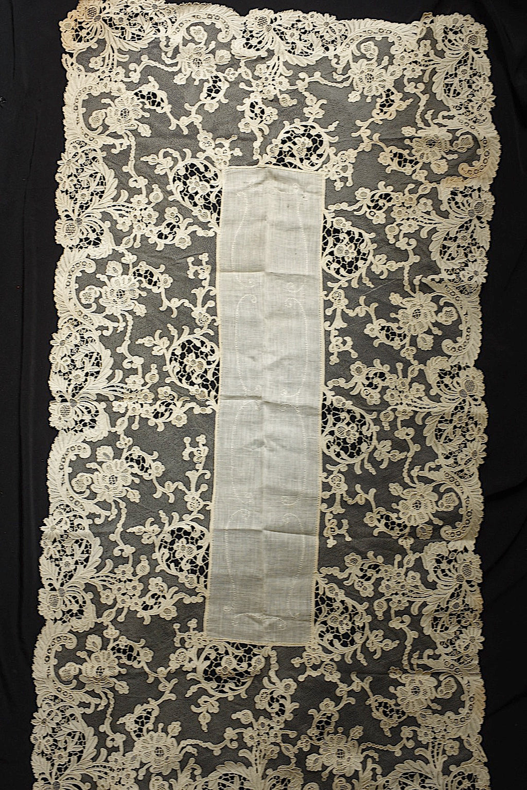 Nappe en dentelle ancienne