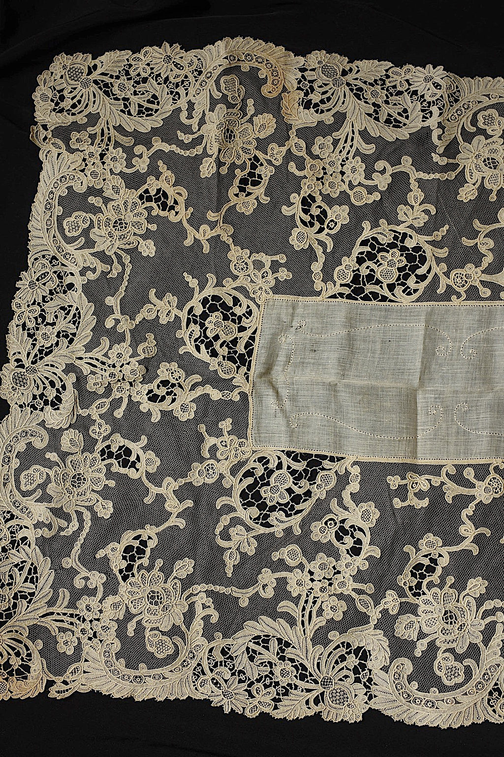 Nappe en dentelle ancienne