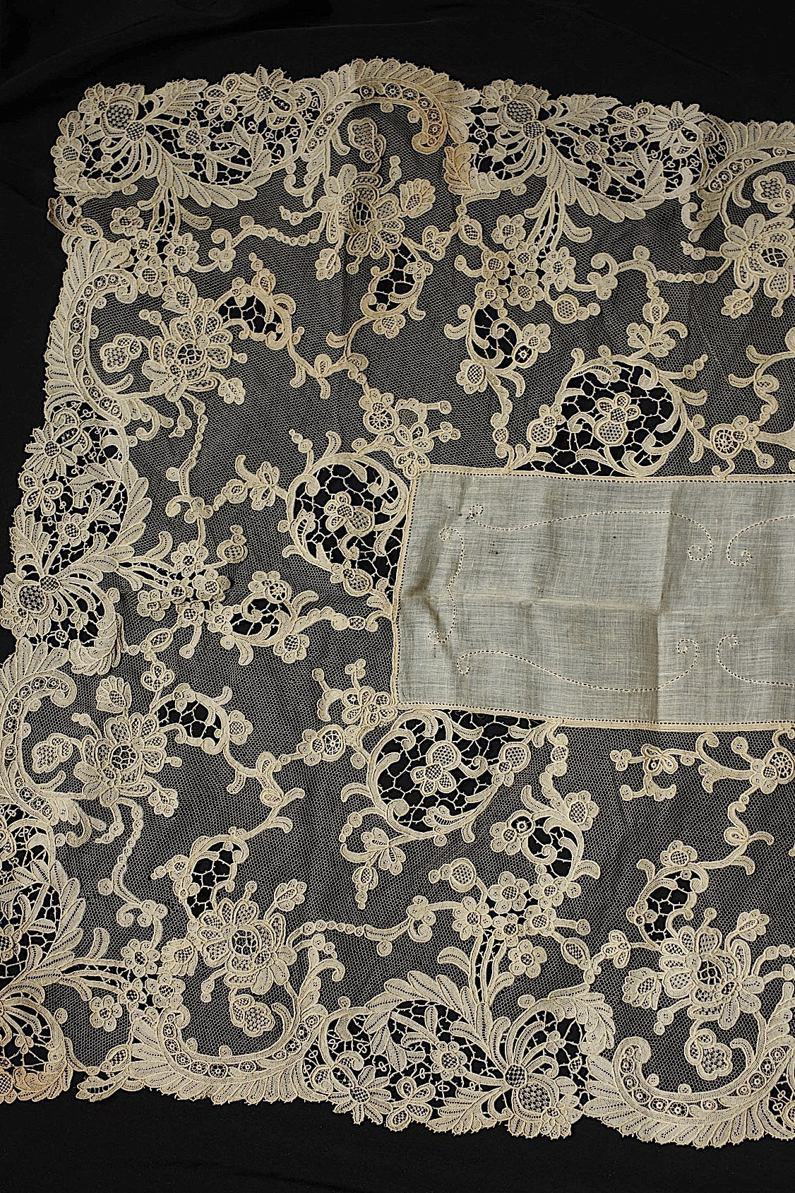 Nappe en dentelle ancienne