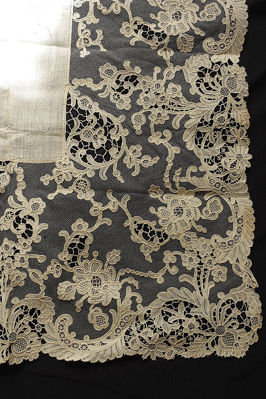 Nappe en dentelle ancienne
