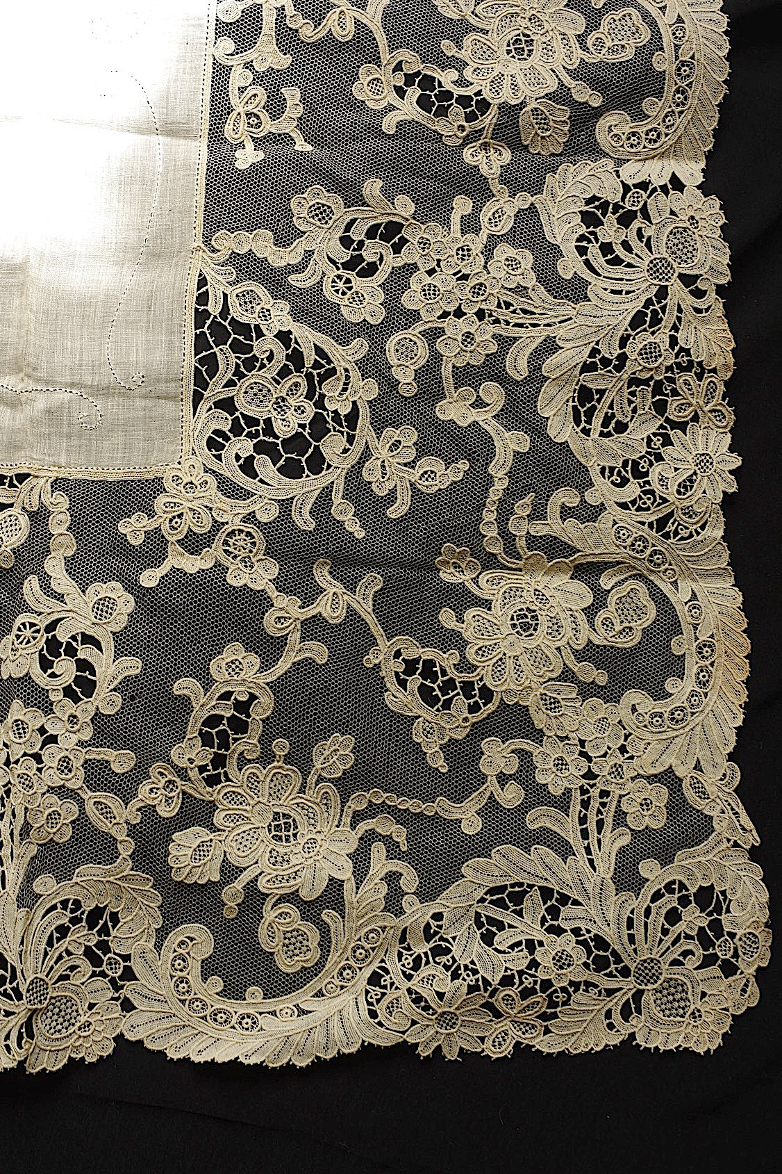 Nappe en dentelle ancienne