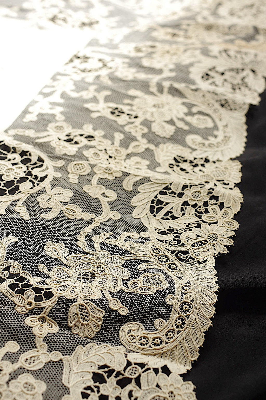 Nappe en dentelle ancienne