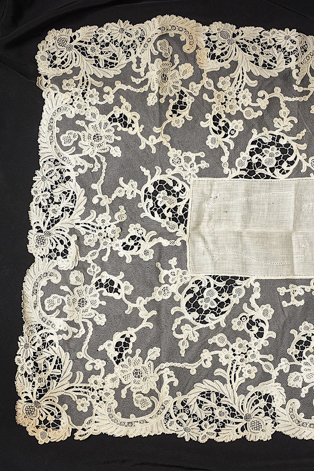 Nappe en dentelle ancienne