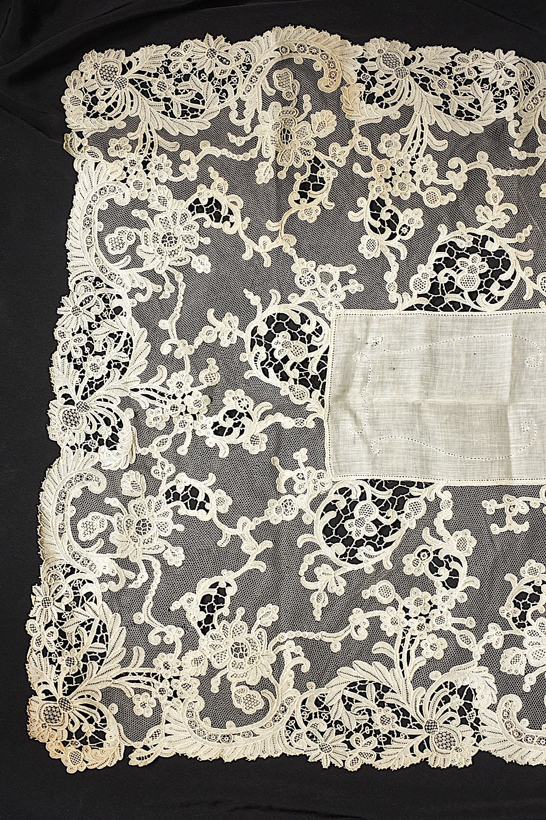 Nappe en dentelle ancienne