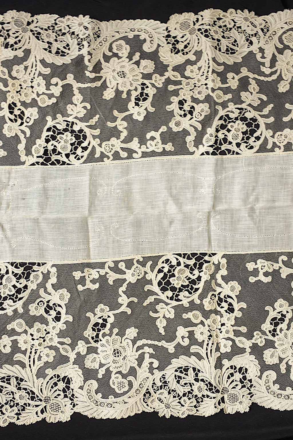 Nappe en dentelle ancienne