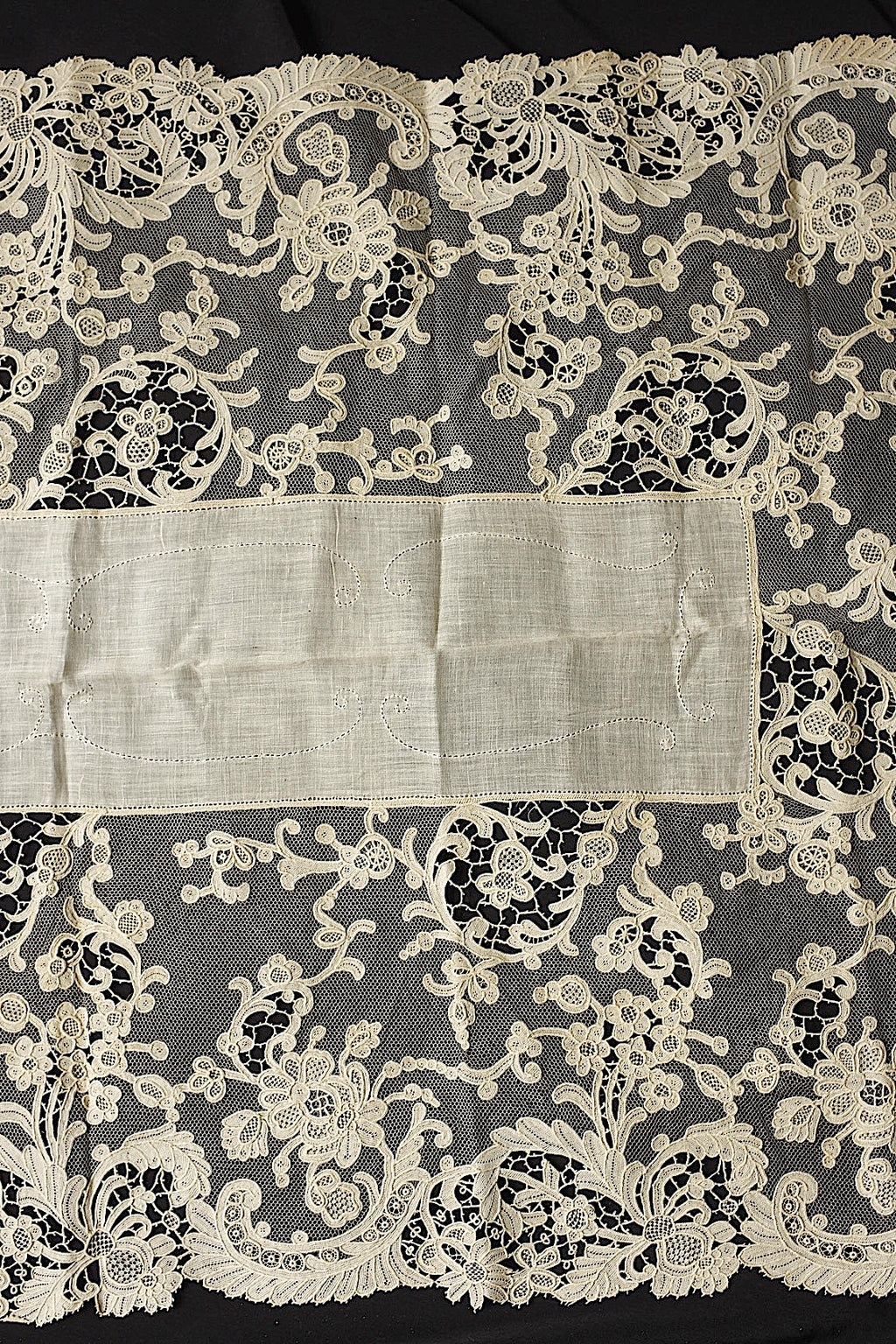 Nappe en dentelle ancienne