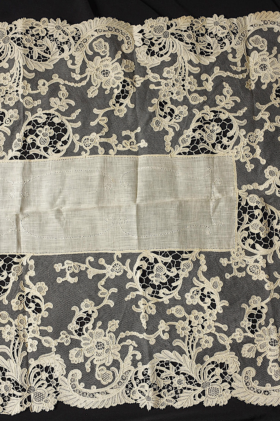 Nappe en dentelle ancienne