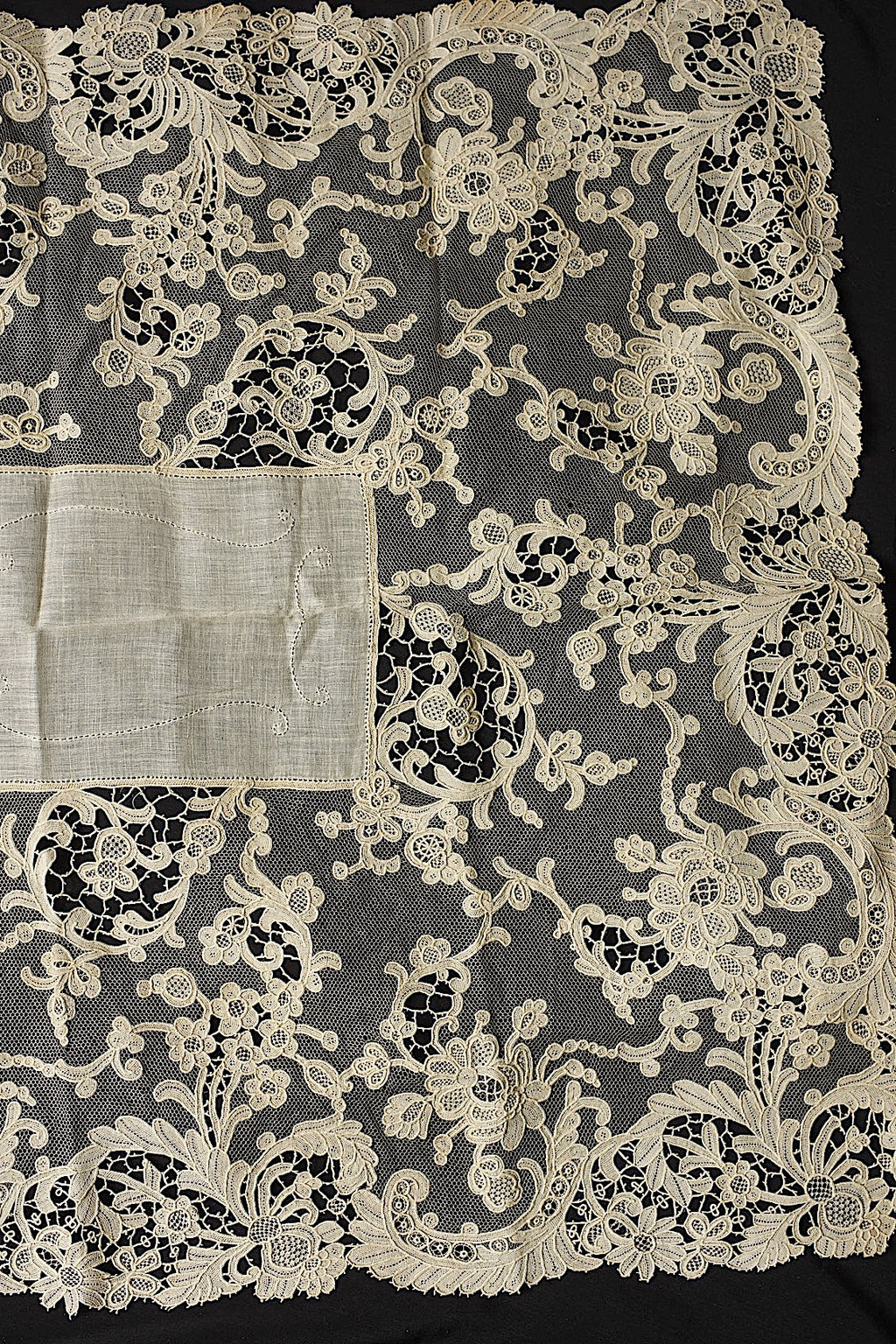Nappe en dentelle ancienne