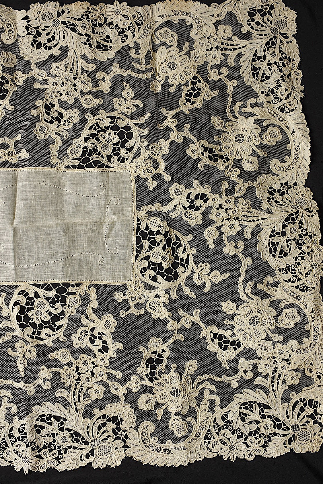 Nappe en dentelle ancienne