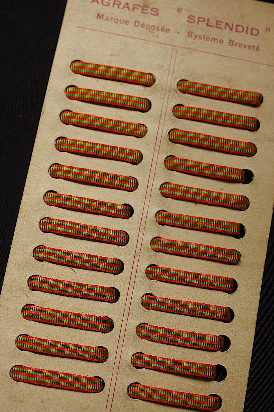 Ruban décoratif ancien – agrafes anciennes