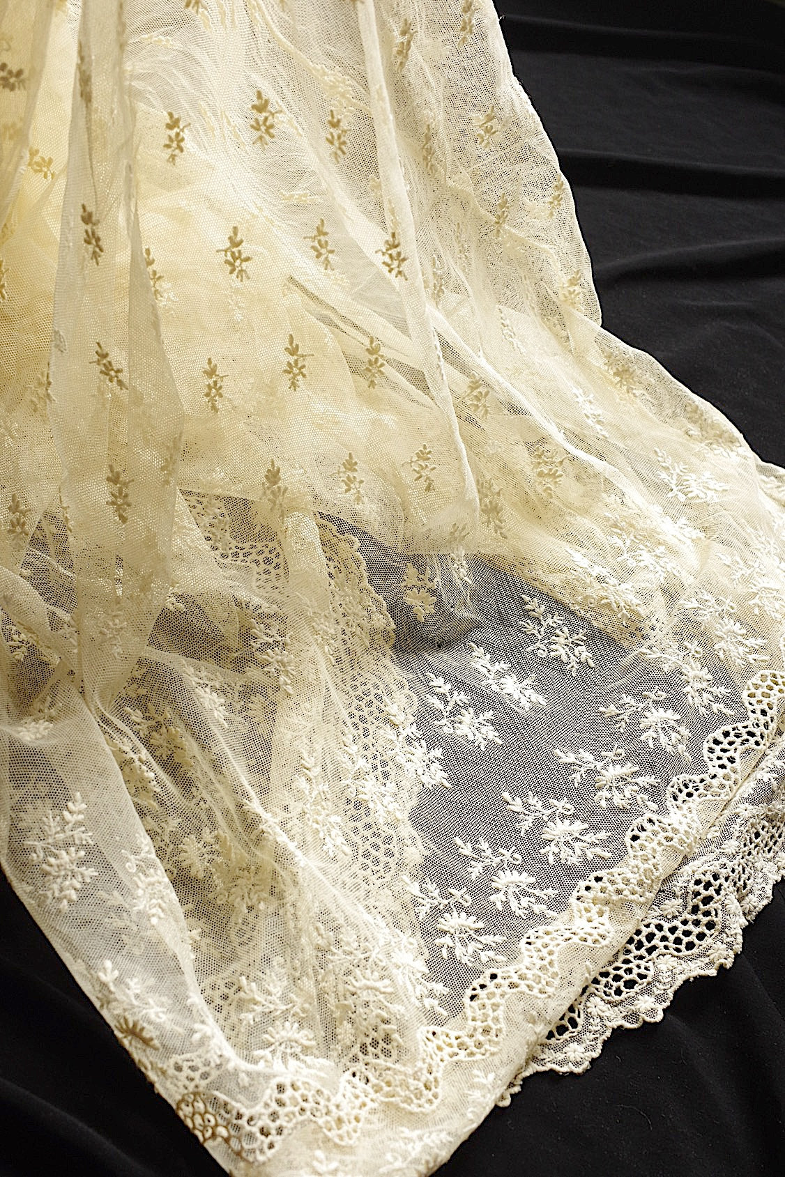 Encaje antiguo (dentelle ancienne) en forma de falda
